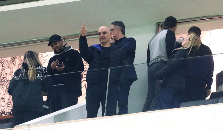 Moraes vira assunto ao fazer gesto obsceno durante jogo do Corinthians